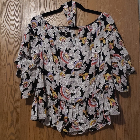 🍁New boutique floral halter top by Hayden - Picture 5 of 8